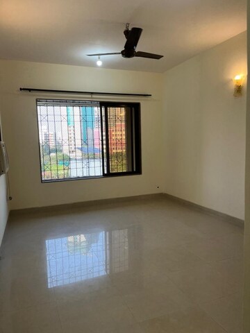 Room in 2 BHK Apartment at Tarapore Gardens, Andheri West – for Rent