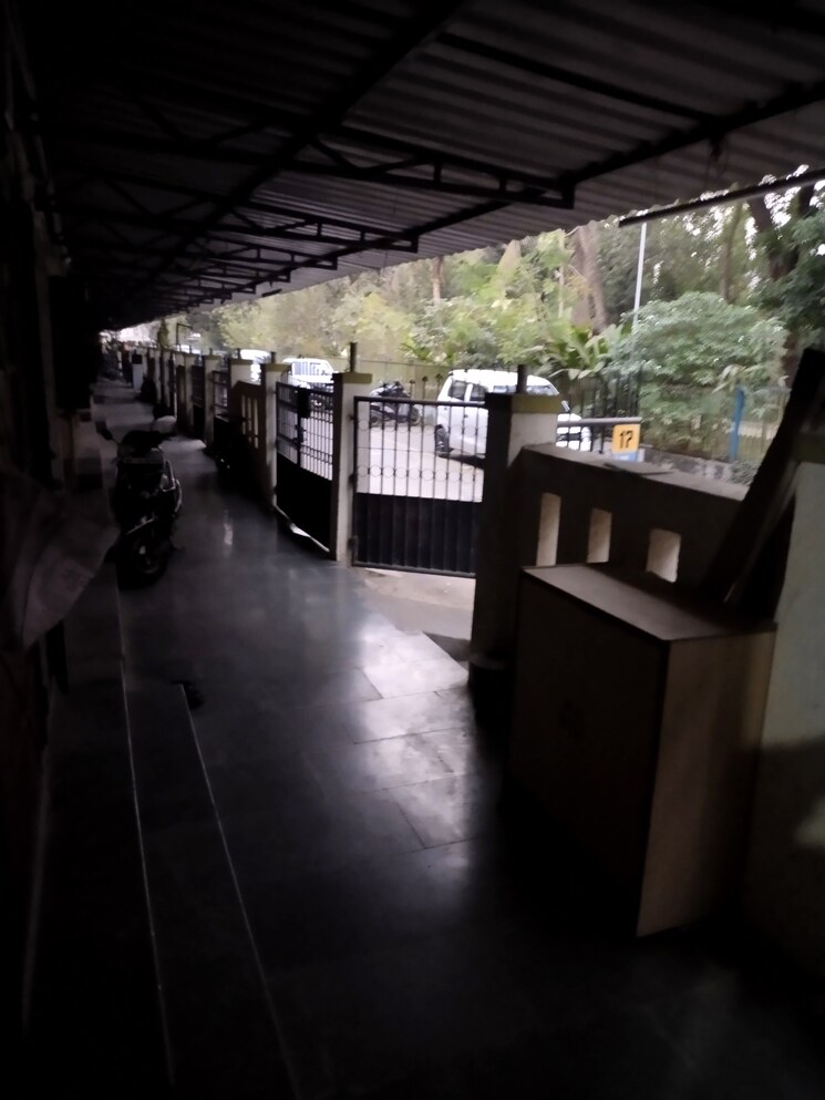  Parking, kurla east Commercial Office Space 300 Sq.Ft. In Kurla East Mumbai 9159762