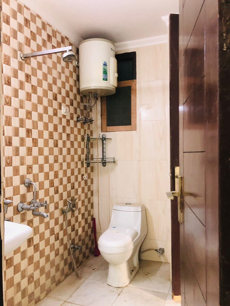 Bathroom, neb sarai 1 Bedroom 450 Sq.Ft. Builder Floor In Neb Sarai Delhi 9159833