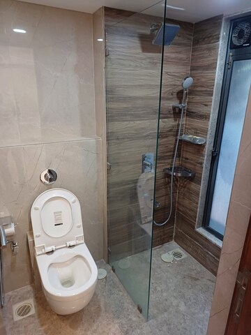 Bathroom in 6 BHK Apartment at Ekta Trinity, Santacruz West – for Sale
