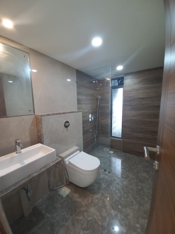 Bathroom in 6 BHK Apartment at Ekta Trinity, Santacruz West – for Sale
