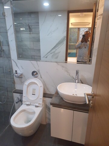 Bathroom in 6 BHK Apartment at Ekta Trinity, Santacruz West – for Sale
