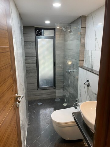 Bathroom in 6 BHK Apartment at Ekta Trinity, Santacruz West – for Sale