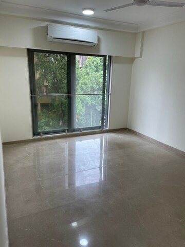Room in 6 BHK Apartment at Ekta Trinity, Santacruz West – for Sale