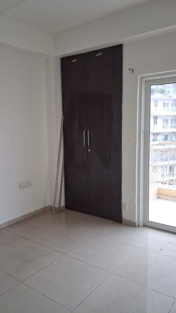 Room in 3 BHK Apartment at Amrapali Golf Homes, Sector 4 Greater Noida – for Rent