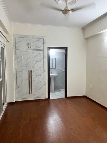 Room in 3 BHK Apartment at Amrapali Golf Homes, Sector 4 Greater Noida – for Rent