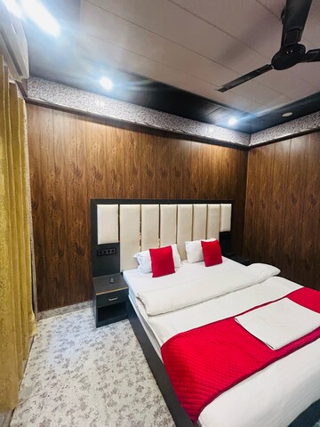 Bedroom in 6+ BHK Independent House at Gomti Nagar – for Rent