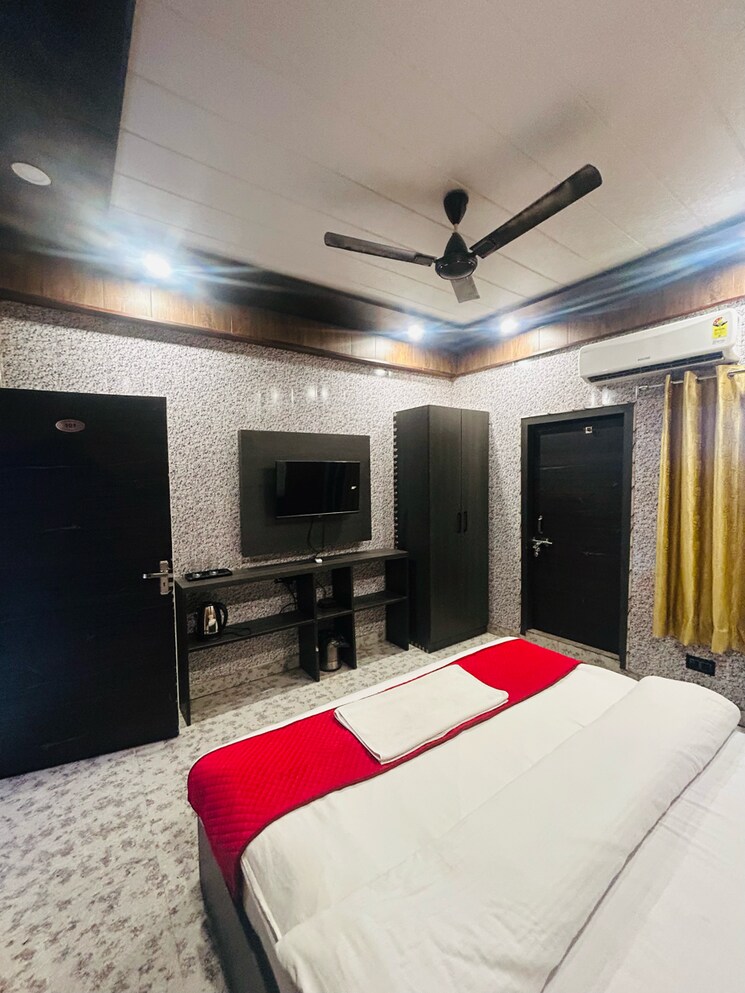 Bedroom, gomti nagar 6+ Bedroom 8000 Sq.Ft. Independent House In Gomti Nagar Lucknow 9159989