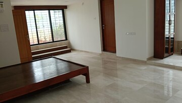 Room in 5 BHK Apartment at Prabhadevi CHS, Prabhadevi – for Rent