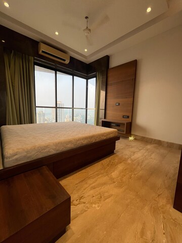 Room in 5 BHK Apartment at Kalpataru Horizon, Worli – for Rent