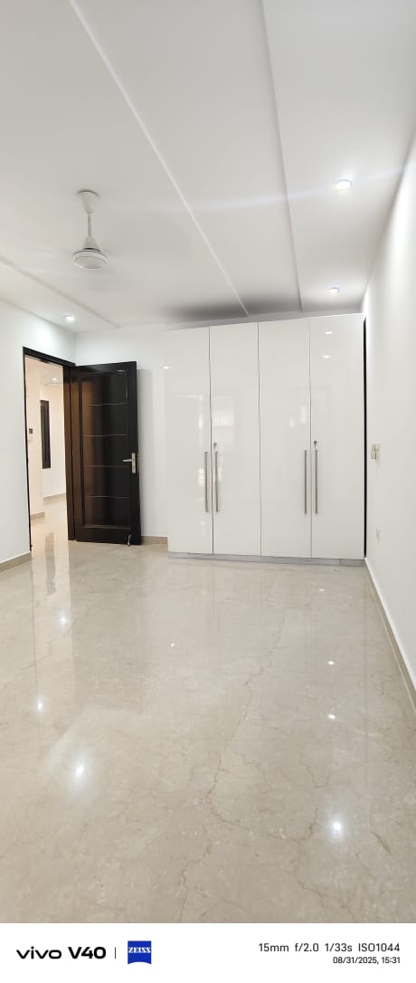 3 BHK + Servant Room Builder Floor For Rent in Defence Colony