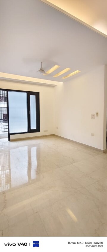 Room in 3 BHK Builder Floor at Defence Colony – for Rent