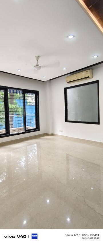 Room in 3 BHK Builder Floor at Defence Colony – for Rent