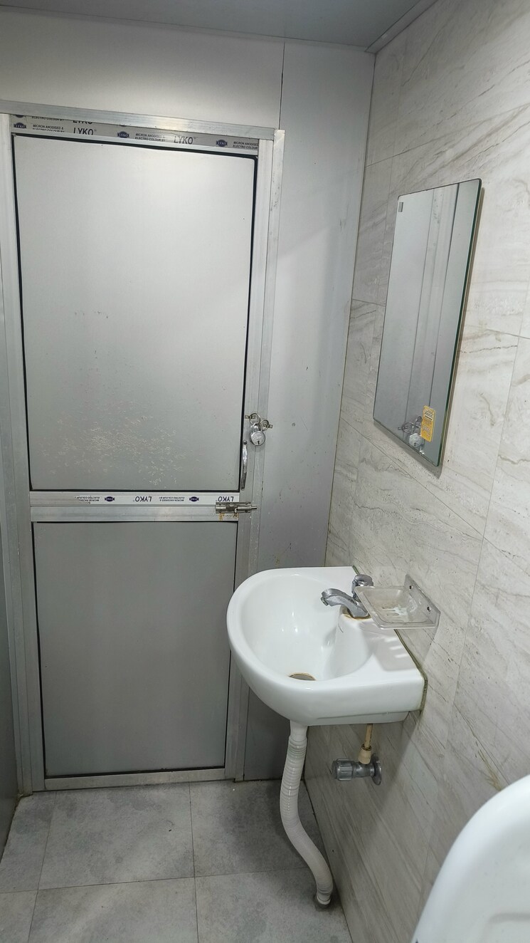Washroom, wellside-camac Commercial Office Space 690 Sq.Ft. In Park Street Kolkata 9160041