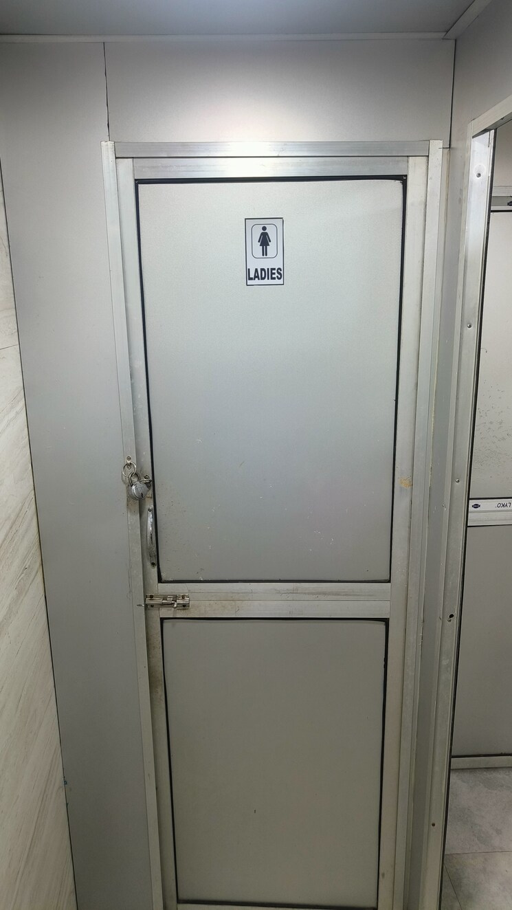 Washroom, wellside-camac Commercial Office Space 690 Sq.Ft. In Park Street Kolkata 9160041