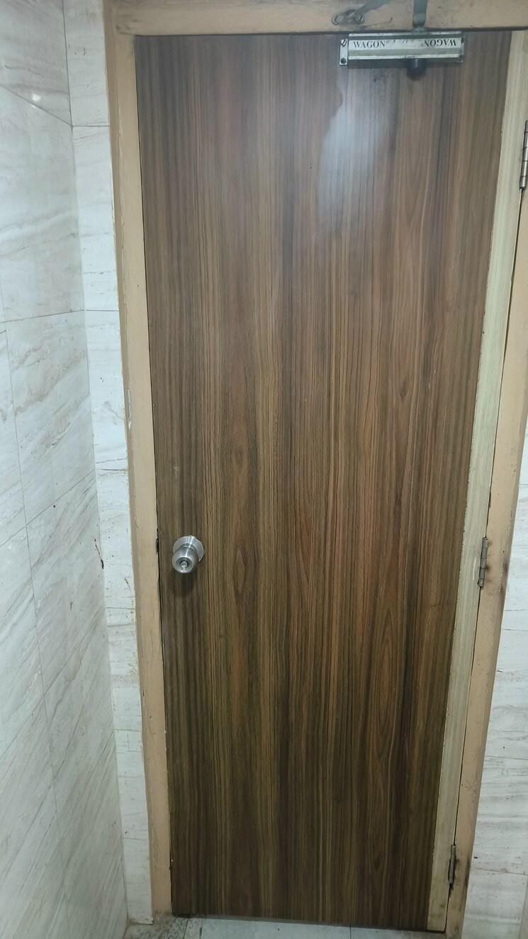Washroom, wellside-camac Commercial Office Space 690 Sq.Ft. In Park Street Kolkata 9160041