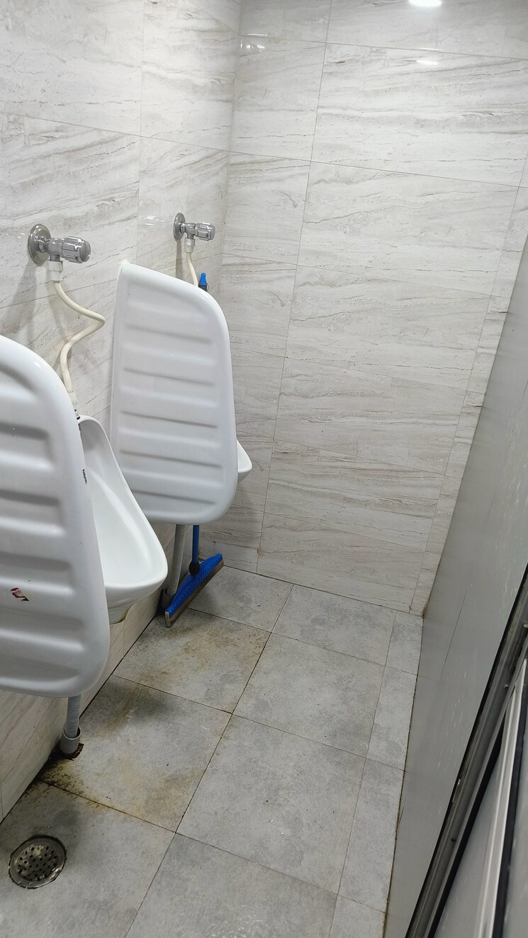 Washroom, wellside-camac Commercial Office Space 690 Sq.Ft. In Park Street Kolkata 9160041
