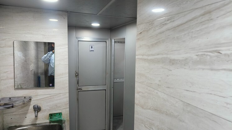 Washroom, wellside-camac Commercial Office Space 690 Sq.Ft. In Park Street Kolkata 9160041