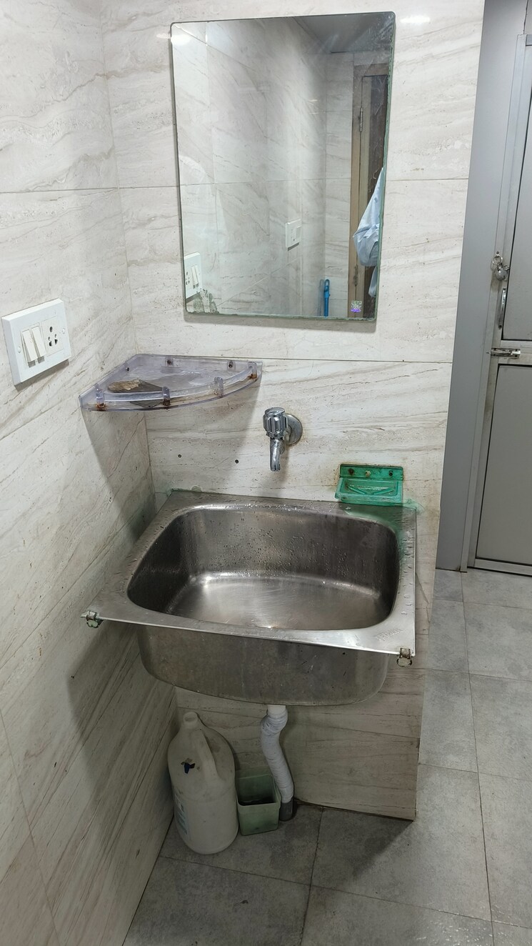 Washroom, wellside-camac Commercial Office Space 690 Sq.Ft. In Park Street Kolkata 9160041