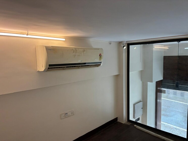 Room, civic-centre Commercial Office Space 750 Sq.Ft. In Dadar East Mumbai 9160073