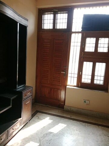 Room in 2 BHK Builder Floor at Sector 18 – for Rent