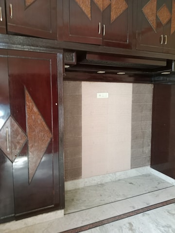 Room in 2 BHK Builder Floor at Sector 18 – for Rent