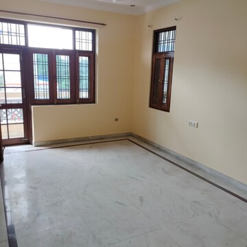 Room in 3 BHK Builder Floor at Gomti Nagar – for Rent