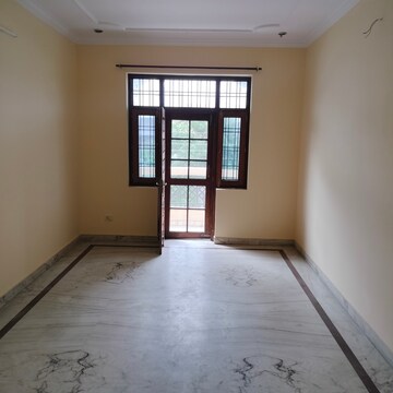 Room in 3 BHK Builder Floor at Gomti Nagar – for Rent