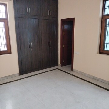 Room in 3 BHK Builder Floor at Gomti Nagar – for Rent
