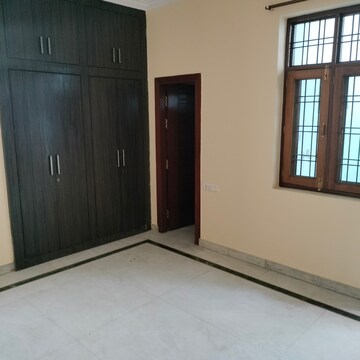 Room in 3 BHK Builder Floor at Gomti Nagar – for Rent
