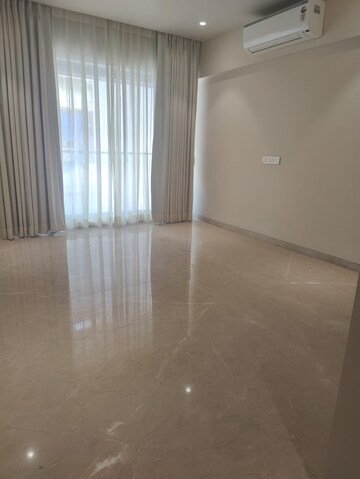 Room in 3 BHK Apartment at West View Apartment Santacruz, Santacruz West – for Rent