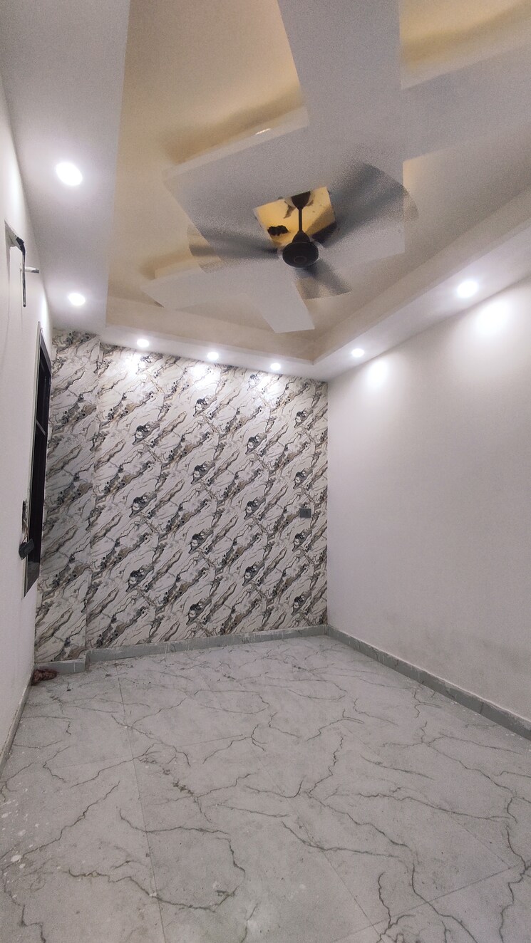 Room, sector 73 3 Bedroom 1300 Sq.Ft. Apartment In Sector 73 Noida 9160268