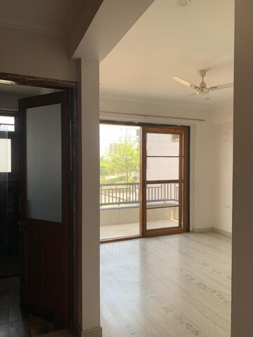 Room in 3 BHK Apartment at BPTP Amstoria, Sector 102 – for Rent