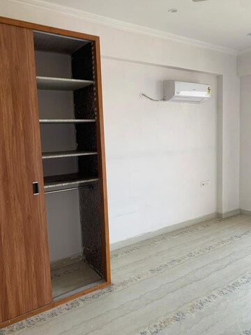 Room in 3 BHK Apartment at BPTP Amstoria, Sector 102 – for Rent