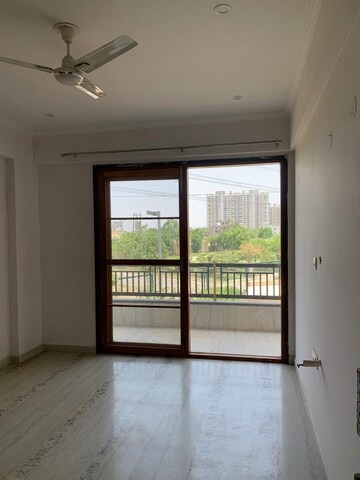 Room in 3 BHK Apartment at BPTP Amstoria, Sector 102 – for Rent