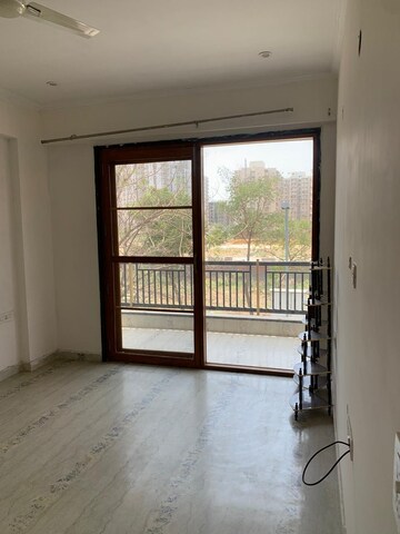 Room in 3 BHK Apartment at BPTP Amstoria, Sector 102 – for Rent