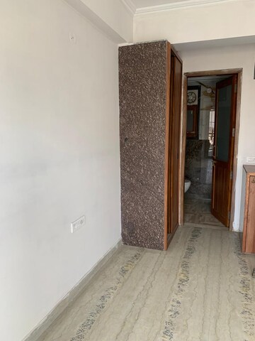 Room in 3 BHK Apartment at BPTP Amstoria, Sector 102 – for Rent