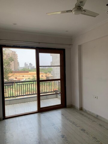 Room in 3 BHK Apartment at BPTP Amstoria, Sector 102 – for Rent