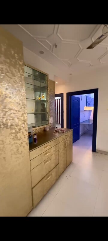 Room in 4 BHK Apartment at Trident Embassy, Sector 1 Greater Noida – for Rent