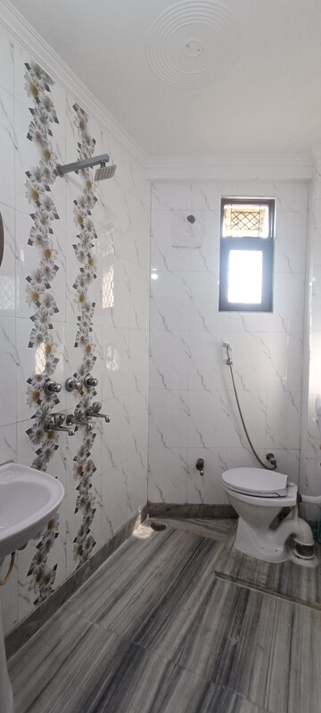 Bathroom in 2 BHK Builder Floor at Mayur Vihar 1 – for Rent