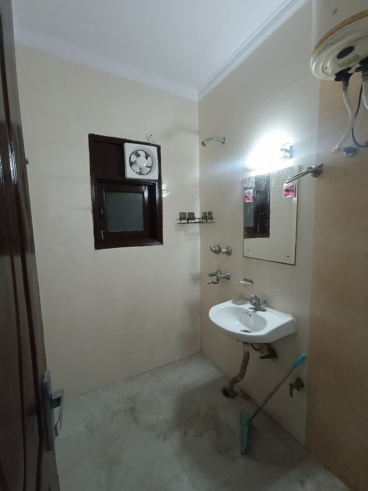 Bathroom, govindpuri 2 Bedroom 720 Sq.Ft. Builder Floor In Govindpuri Delhi 9160757