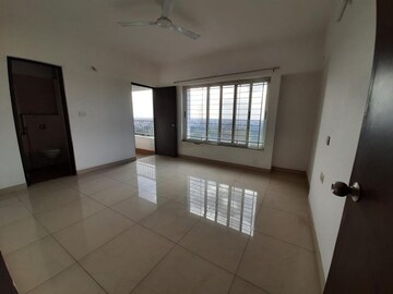 Room in 3.5 BHK Apartment at Amanora Victory Towers, Hadapsar – for Sale