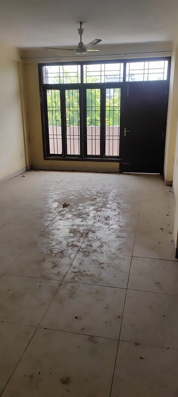 Furnished Amenities in 2 BHK Builder Floor at Greenwood Enclave, Wave City – for Sale