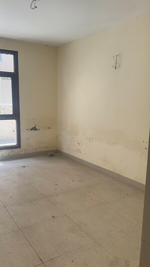 Room in 4 BHK Apartment at Wave City, Wave City – for Sale