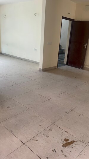 Room in 4 BHK Apartment at Wave City, Wave City – for Sale