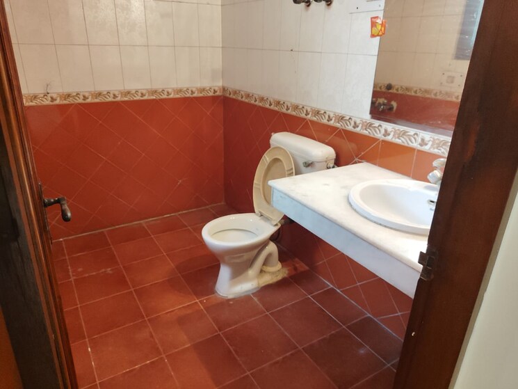 Attached Bathroom, sector 40 3 Bedroom 2500 Sq.Ft. Builder Floor In Sector 40 Noida 9160984