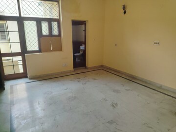 Room in 3 BHK Builder Floor at Sector 40 – for Rent