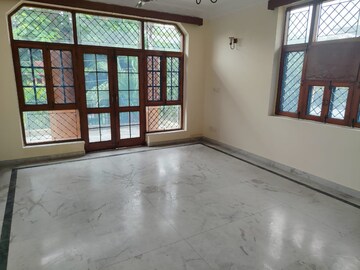 Room in 3 BHK Builder Floor at Sector 40 – for Rent