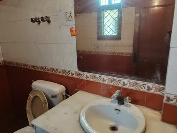 Bathroom in 3 BHK Builder Floor at Sector 40 – for Rent
