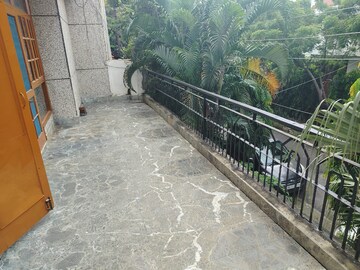 Balcony in 3 BHK Builder Floor at Sector 40 – for Rent